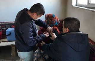 Sağlık çalışanlarının köylerdeki aşı çalışması...