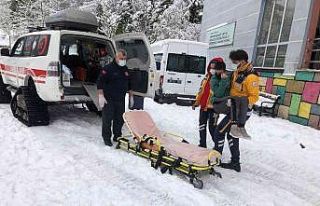 Sağlık ekipleri karla kaplı yolda zamanla yarıştı