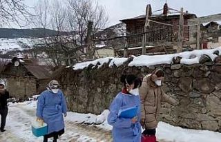 Sağlık ekipleri karlı havaya rağmen vatandaşların...