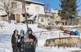 Sağlık görevlisi yaşlı hastayı sırtında taşıdı