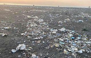 Sahile bırakılan atıklar tepkilere neden oldu
