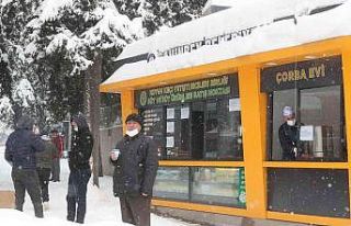 Şahinbey’de sokaktaki vatandaşlara sıcak çorba