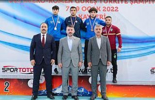 Sakarya’nın güreş takımı minderin tozunu attı