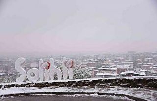 Salihli yıllar sonra karla tanıştı