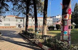 Salihli’de ağaçlar örgü motiflerle süslendi