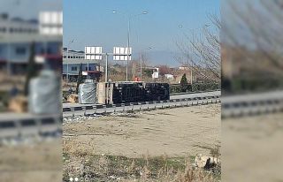 Saman balyası yüklü tır devrildi