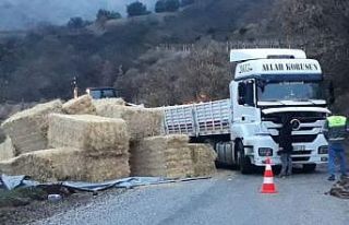 Saman yüklü tır virajı alamayınca devrildi