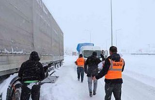 Samsun’da karda yolda kalanlara kumanya