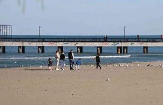 Samsun’da sıcaklık 20 dereceyi görünce sahiller...