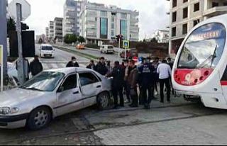 Samsun’da tramvay otomobile çarptı