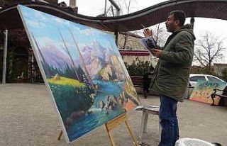 Sanatını sokaklarda icra ediyor