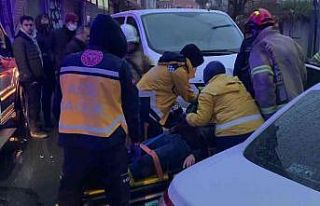 Sancaktepe’de iki araç çarpıştı, sürücü...