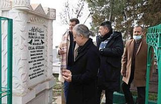 ‘Şark Bülbülü’ Celal Güzelses kabri başında...
