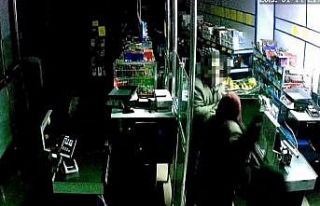 Satır, bıçak ve oyuncak tabanca ile markete girip...