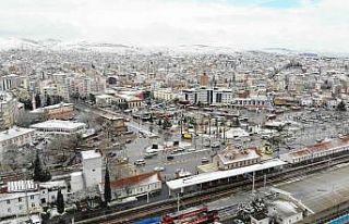 Şehrin merkezine yağan kar drone ile görüntülendi