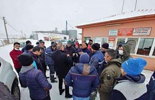 Sendikalaşmak isteyen işçiler iş bırakma eylemine...