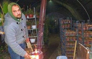 Serasında soba yakıp ’zirai don’ nöbeti tutuyor