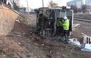 Servis midibüsünün devrildiği kazada yaralanan...