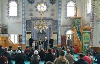 Sevgi evindeki çocuklar öğle namazında buluştu