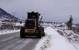 Seydikemer’de karla kaplı yollar ulaşıma açıldı