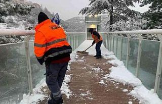 Şeyh Edebali Türbesi’nde ekiplerin kar mesaisi