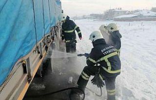 Seyir halinde lastiği patlayan tırda yangın paniği