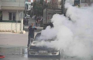 Seyir halindeki otomobil alev alev yandı