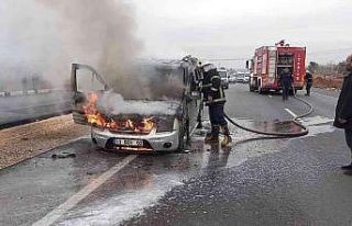 Seyir halindeki ticari araç alev aldı