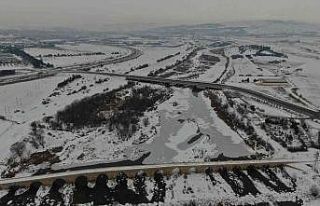 Sibirya soğukları göl ve ırmağı dondurdu