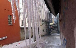 Sibirya soğukları ile donan Ardahan’da araçlar...