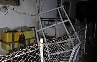 Şiddetli yağış ve fırtına evin balkonundaki...