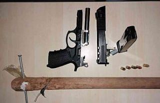 Siirt’te bir araçta yapılan aramada tabanca ele...