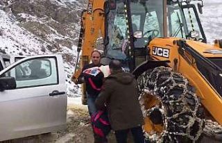 Siirt’te karla kaplı yollarda ekipler, 8 aylık...