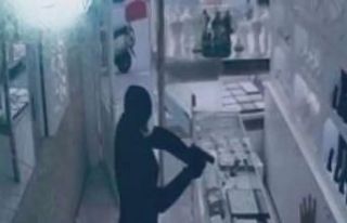Silahla girdi, altınları alıp kayıplara karıştı
