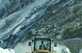 Sincik Malatya karayolunda kar kalınlığı 2 metreyi...