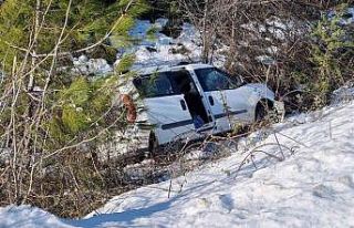 Sinop’ta araç şarampole yuvarlandı: 3 yaralı