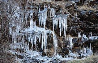 Şırnak’ta aşırı soğuklar 50 metrelik şelaleyi...