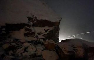 Şırnak’ta dev kayalar ilçe yolunu ulaşıma kapattı