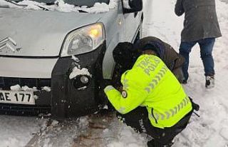 Şırnak’ta yolda kalan besiciye trafik polis ekipleri...