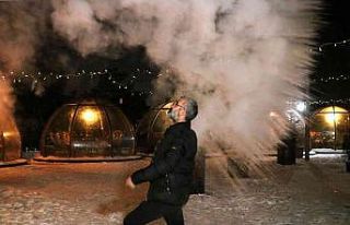 Sivas dondu, havaya atılan su yere buz olarak düştü