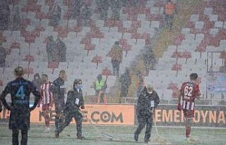 Sivasspor-Trabzonspor maçında yoğun kar yağışı!