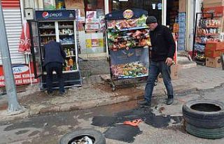 Siverek’te 2 otomobil bir iş yerine girdi