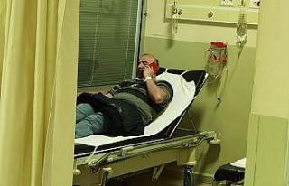 Sıvı yapıştırıcıyı su zannedip içti, hastanelik...