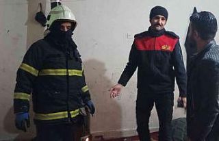 Siyah dumanların yükseldiği ev ekipleri harekete...