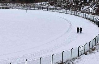 Soğuğa aldırış etmeden stadyumda yürüyüşe...
