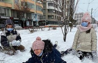 Soğuk hava kar sevincini yaşamalarına engel olmadı