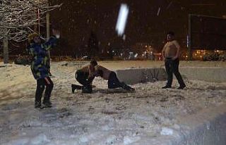 Soğuk havaya aldırış etmediler, kar üstünde...