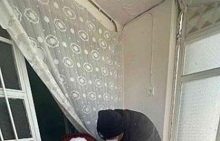 Soğuk ve kardan pazara gidemeyen yaşlı kadının...