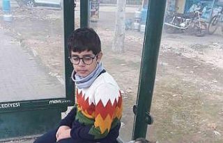 Soğukta üşüyen kediyi hırkasıyla ısıtmaya...