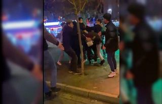 Sokak ortasında tekmeli yumruklu kavga